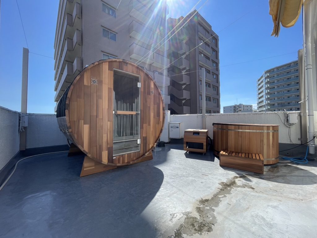 屋上にバレルサウナ設置