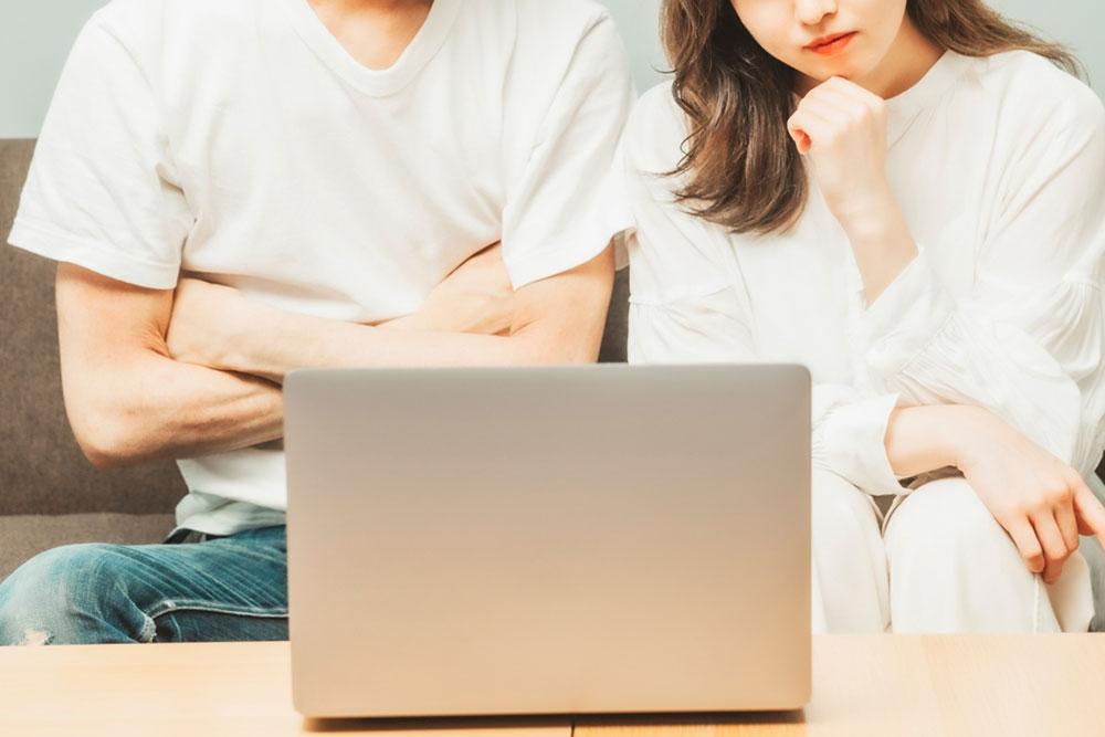 夫婦でパソコンを見ながら考える様子